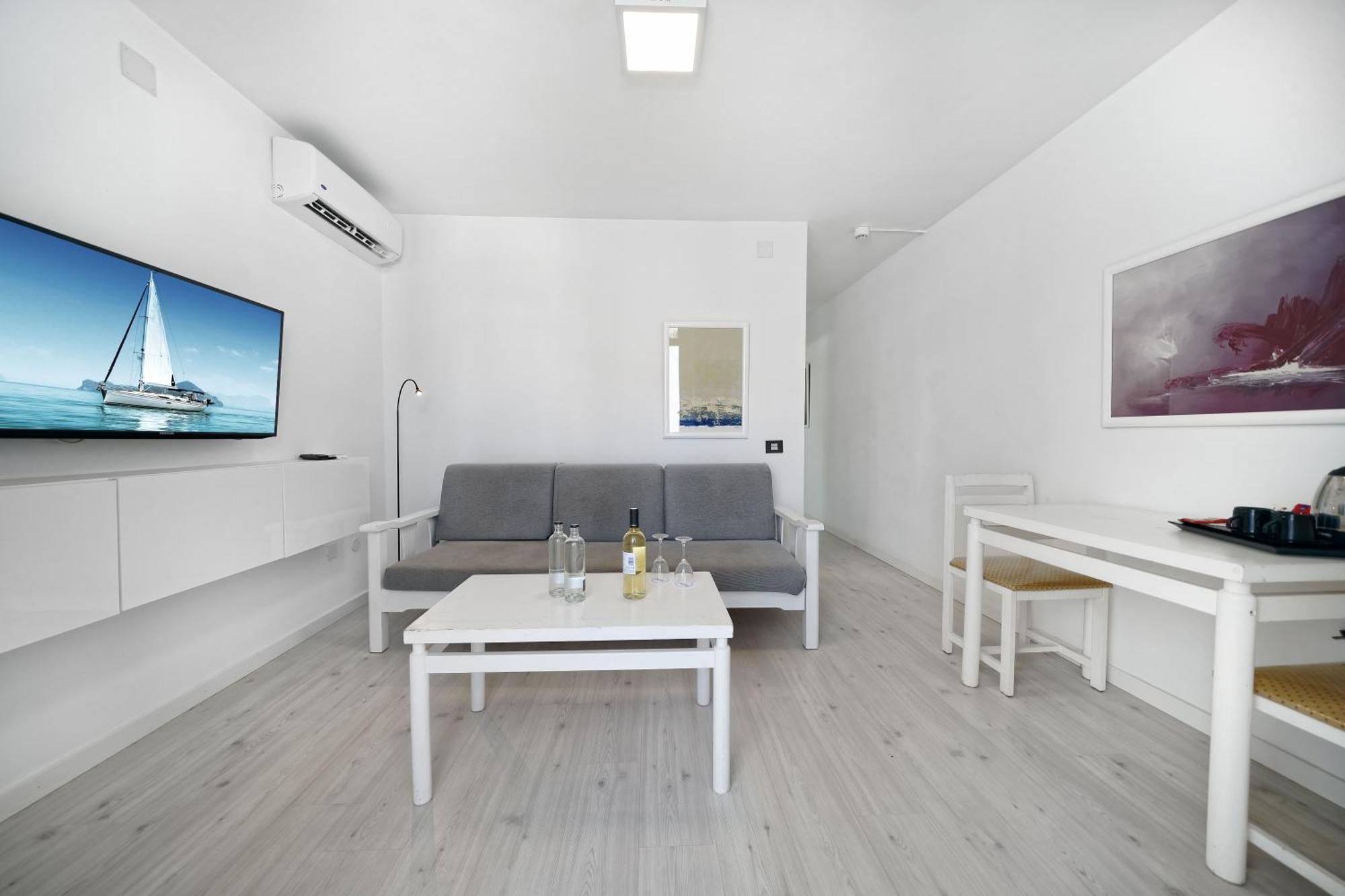 Superior One-Bedroom Apartment