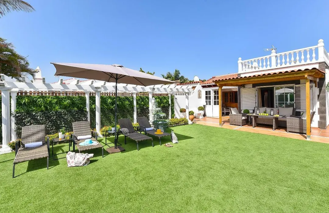 Jacuzzi & Garden Holiday Home-1